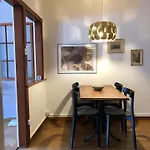 Апартаменти Sunny Old Town Flat-Walk Everywhere-Sleeps 4 *