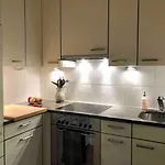 Апартаменти Sunny Old Town Flat-Walk Everywhere-Sleeps 4 *