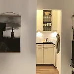 Апартаменти Sunny Old Town Flat-Walk Everywhere-Sleeps 4 Берн