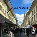 Апартаменти Sunny Old Town Flat-Walk Everywhere-Sleeps 4 Берн