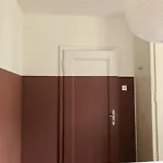 Апартаменти Sunny Old Town Flat-Walk Everywhere-Sleeps 4