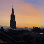 Апартаменти Sunny Old Town Flat-Walk Everywhere-Sleeps 4 Берн