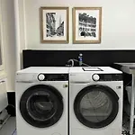 Sunny Old Town Flat-Walk Everywhere-Sleeps 4 Апартаменти *