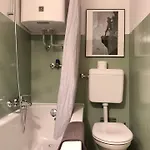 Апартаменти Sunny Old Town Flat-Walk Everywhere-Sleeps 4 Берн