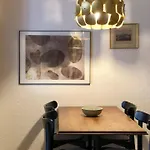 Апартаменти Sunny Old Town Flat-Walk Everywhere-Sleeps 4 *