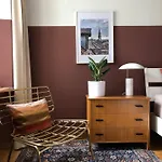 Апартаменти Sunny Old Town Flat-Walk Everywhere-Sleeps 4