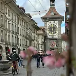 Апартаменти Sunny Old Town Flat-Walk Everywhere-Sleeps 4