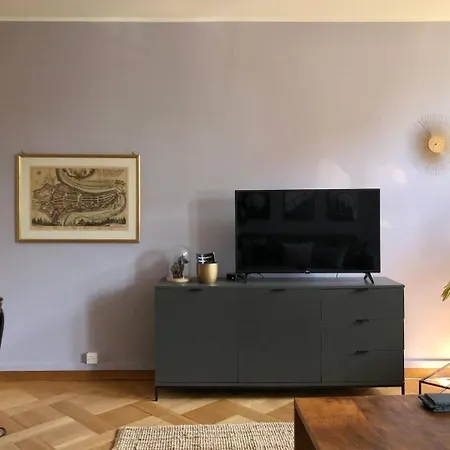 Sunny Old Town Flat-walk Everywhere-sleeps 4 דירה *