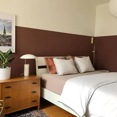 Sunny Old Town Flat-walk Everywhere-sleeps 4 דירה