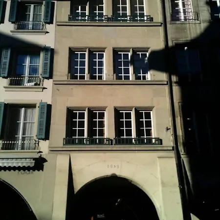 Апартаменти Sunny Old Town Flat-Walk Everywhere-Sleeps 4 *