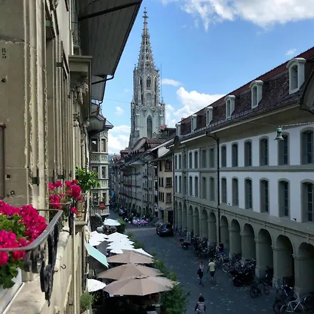 Апартаменти Sunny Old Town Flat-Walk Everywhere-Sleeps 4 *