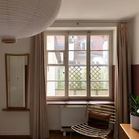 Sunny Old Town Flat-walk Everywhere-sleeps 4 * ברן